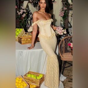 MISS CIRCLE Elegant Cream Corset Dress. Body Sculpting and Appealing!